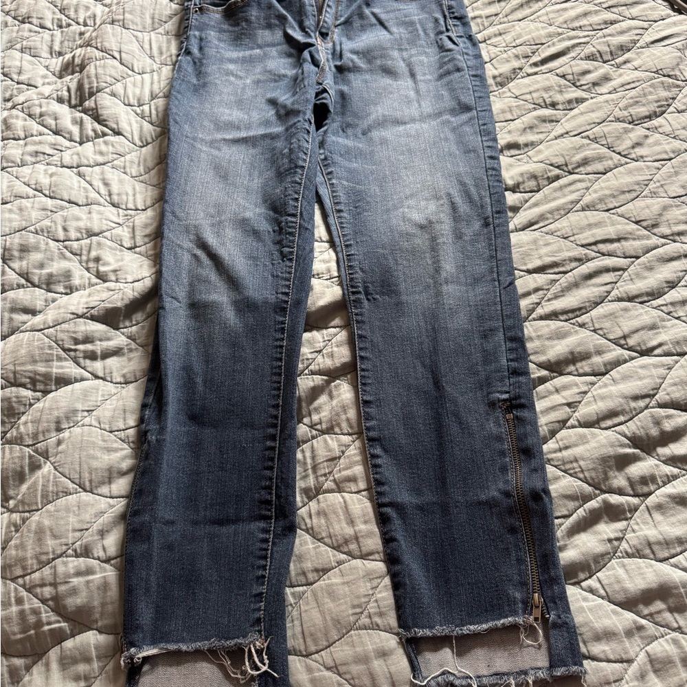 NBW Catherine Malandrino Women's Blue Jeans with zip Frayed Hem